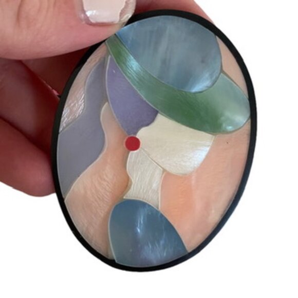 Mother of Pearl Inlaid Vintage Brooch Pastel Oval Lady in Hat Lee Sands unsigned - Picture 2 of 5